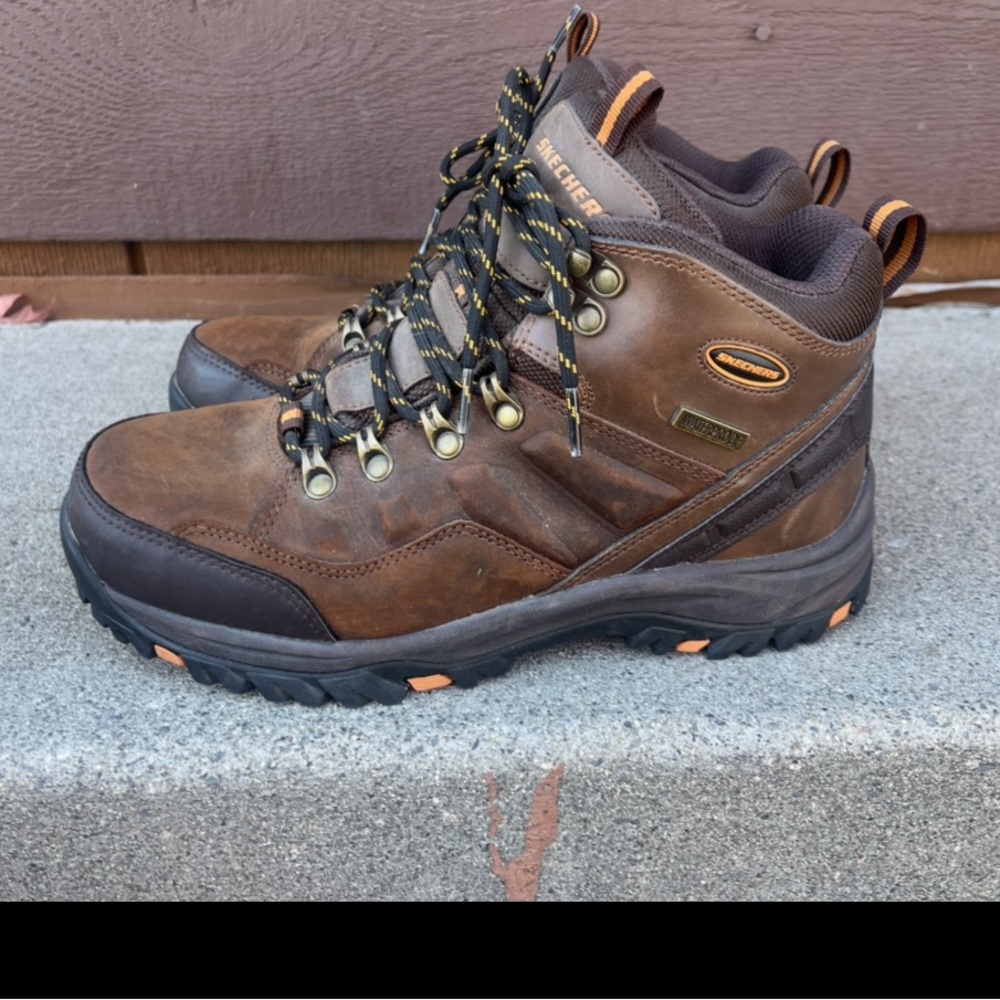 Sketchers leather blend mid top boot. Waterproof. Mens  size 7. Like new.